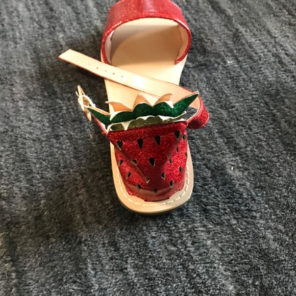 Adorable Fruit-Themed Sparkly Sandals - Pineapple & Strawberry Design - Picture 4 of 7